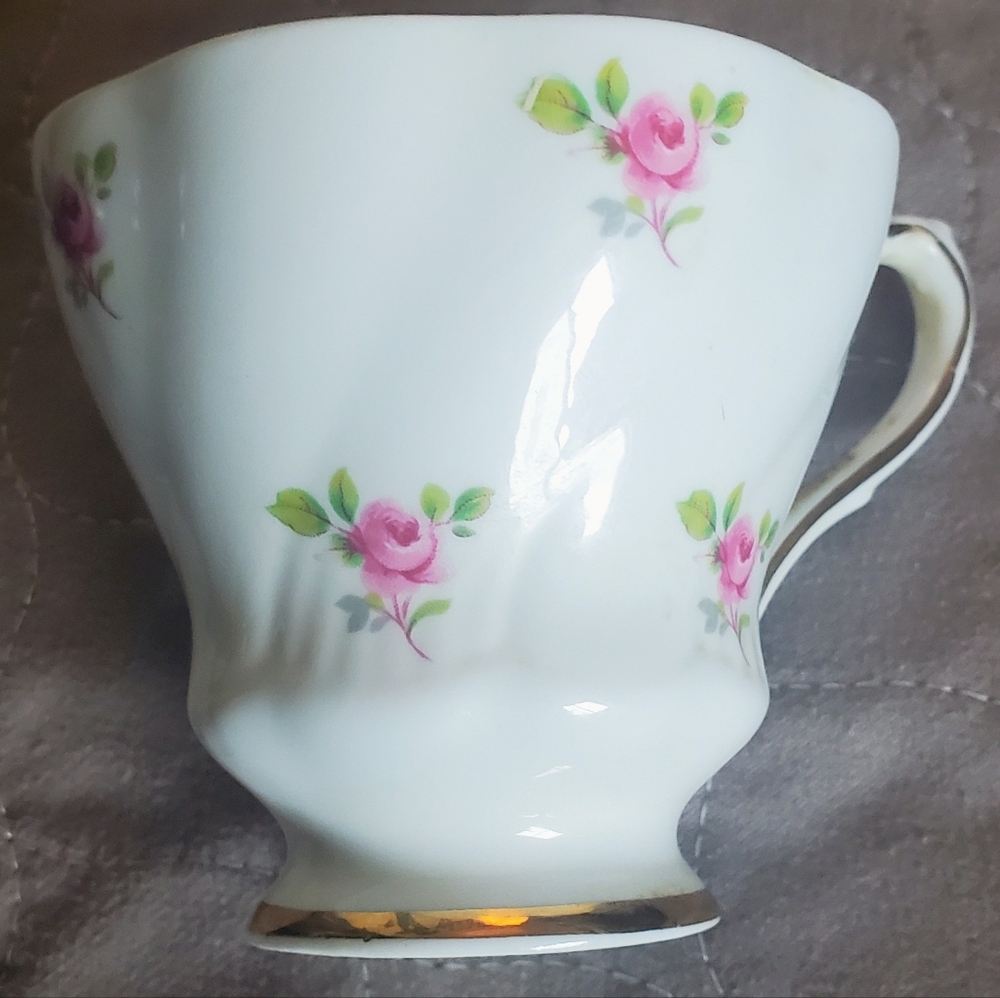 Vintage Royal Grafton Fine Bone China Made In England Teacup with Pink Roses.